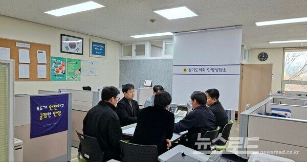 유영일 의원이 경기도의회 안양상담소에서 경기주택도시공사(GH) 관계자로부터 고양 방송영상밸리 및 일산테크노밸리 도시개발사업의 사업 개요와 총사업비 변경사항을 보고