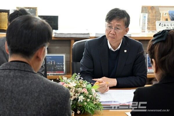 이민근 안산시장이 24일 안산시청에서 열린 안전전세관리단 긴급 대책회의에서 전세 피해 발생 현황을 듣고 있다./사진=이민근 시장 페이스북