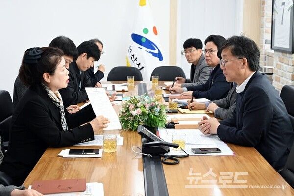 안산시청에서 안전전세관리단 긴급 대책회의를 열고 전세 피해 회복 지원을 위해 논의하고 있다./사진=이민근 시장 페이스북&nbsp;