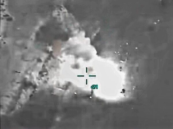 미군 중부사령부(US Central Command, CENTCOM)가 공개한 공습 영상으로, 이란 군사 목표물에 대한 정밀 타격 장면을 열영상으로 포착한 모습이다. “위협 무력화(neutralize threats)”를 명분으로 수천 개 표적을 공격했다는 점을 강조하고 있으며, 교차표식과 거리 표기(4M)는 표적 식별 및 타격 정확도를 시각적으로 보여준다. 이러한 영상 공개는 단순 전과 과시를 넘어, 이란의 군사 인프라를 선제적으로 약화시키는 동시에 억지력 메시지를 대외적으로 확산하려는 심리·정보전 성격을 함께 띠는 것으로 해석된다. [사진=CENTCOM/DoW]