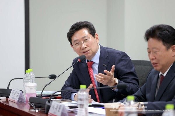 이상일 시장이 25일 서울 여의도 국회 의원회관에서 열린 제2기 한강사랑포럼 토론회에서 수도권 규제 관련 현안을 논하고 있다./사진=용인시