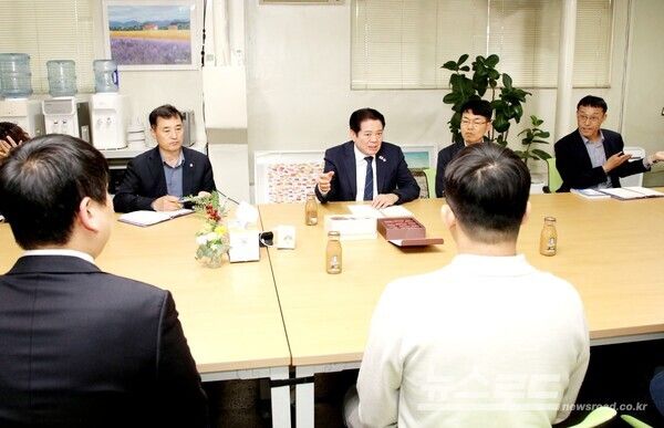 안양시가 지난 26일 중동사태와 관련해 (주)케이디랩을 방문해 기업 관계자와 면담하고 있다./사진=안양시