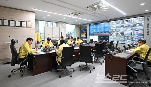 지난 26일 시흥시청 재난상황실에서 산불관련 상황판단회의가 열리는 모습/사진=시흥시