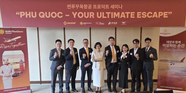 ​썬 푸꾸옥 항공 관계자들이 기념 촬영을 하고 있다. [사진=서진수기자]​