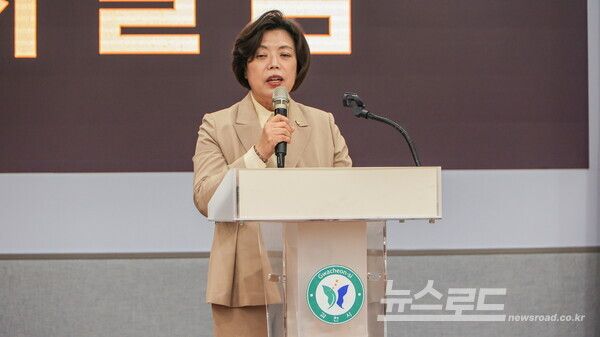 신계용 시장이 과천시 주민참여예산위원회 전체회의에서 인사말을 하고 있다./사진=과천시