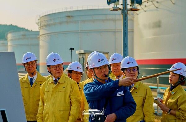 26일 이재명 대통령이 서산 한국석유공사 비축기지를 찾아 에너지 수급 상황을 점검하고 있다. [사진=청와대]