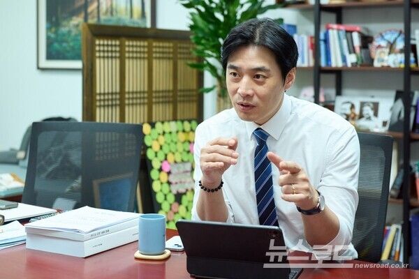 한준호 후보가 어느 인터뷰에서 질의에 답하고 있는 모습./사진=한준호 캠프