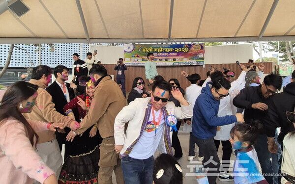 네팔 전통 명절‘홀리(Holi) 축제’ 모습/사진=안산시
