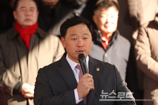 경기도의회 고준호 의원이 지난해 11월 파주시 대규모 단수 사태와 관련해 파주시의 행정 대응을 강하게 질타했다./사진=고준호 의원실&nbsp;