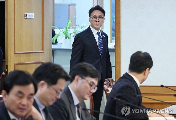 김민석 총리가 국무회의장에 입장하는 모습 [사진=연합뉴스]