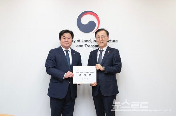 임병택 시흥시장(왼쪽)이 3일 서울 국토발전전시관에서 '신천~신림선' 관련 김윤덕 국토교통부 장관(오른쪽)을 면담하고 공동건의문을 전달하고 있다./사진=시흥시