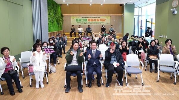 박승원 광명시장(사진 첫줄 왼쪽에서 네 번째)이&nbsp;3일 광명시 인생플러스센터에서 열린 광명시 인생플러스센터&nbsp;상반기 프로그램 개강식에 참석해 수강생들과 기념사진을 촬영하고 있다./사진=광명시