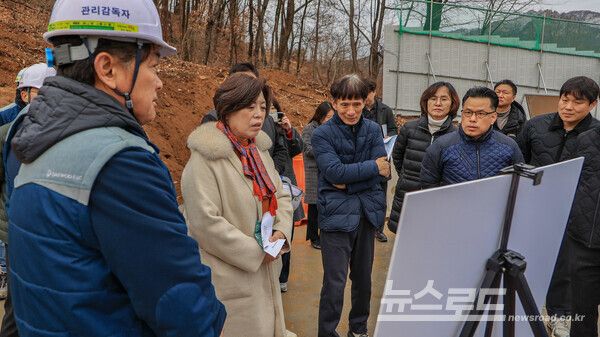 신계용 시장이 지식정보타운 연결녹지 및 단설중학교 조성 현장을 점검하고 있다./사진=과천시