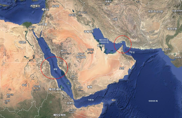 붉은 점선 왼쪽이 홍해, 오른쪽은 호르무즈해협 [사진=구글지도 갈무리/뉴스로드]