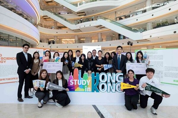 질리안 람(Ms Gillian Lam) 중화인민공화국 홍콩특별행정구(HKSAR) 정부 홍콩경제무역대표부 수석대표와 중국 홍콩 소재 8개 대학 관계자들이 단체 기념 촬영을 진행했다.