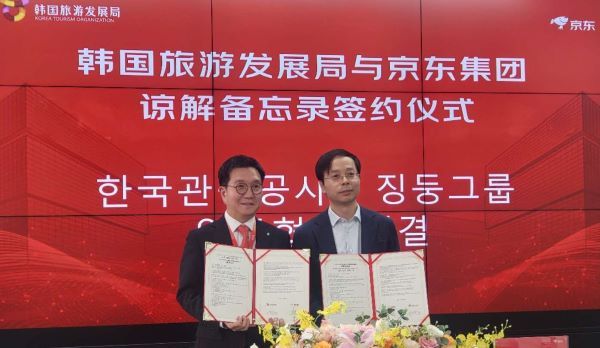 [한국관광공사] 23일 (왼쪽) 징둥그룹 부총재 왕롱레이와 공사 박성혁 사장