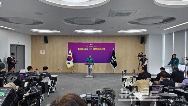 신상진 시장이 '중동사태 대응'을 위한 민생안정 비상경제대책 기자회견을 열고 있다./사진=뉴스로드 김영식 기자&nbsp;