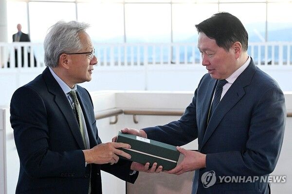 위스키 선물하는 젠슨 황 최고경영자/연합뉴스