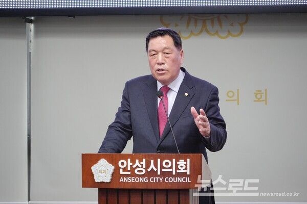 안성시의회 안정열 의장이 시장출마 기자회견을 하고 있다./사진=안정열 의장