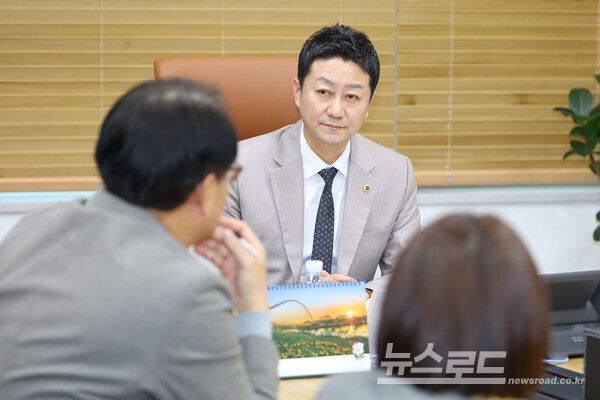 김진경 의장이 과천 경마장 도내 이전 관철 위해 집행부와 긴급 점검을 진행하고 있다./사진=경기도의회&nbsp;