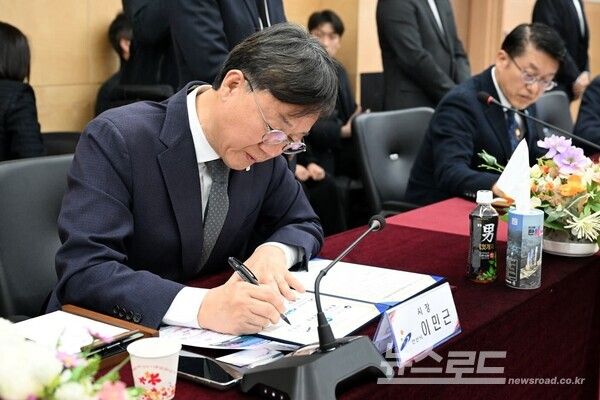 이민근 시장이 '안산선 지하화 통합개발사업 업무협약 및 착수보고회'에서 업무협약서에 사인을 하고 있다./사진=이민근 시장 페이스북&nbsp;