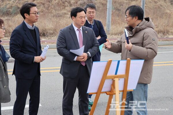 고준호 의원(가운데)이 파주 운정 국민안전체험관 건립 지연 문제 논의 위해 현장 찾아 상황보고를 받고 있다./사진=고준호 의원실