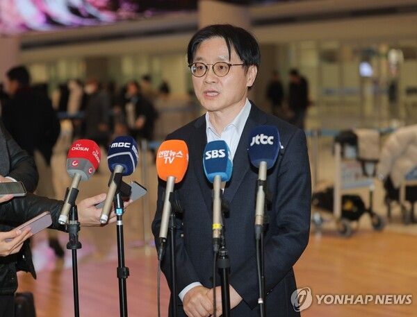 8일 귀국길에 기자들과 만난 김정관 장관 [사진=연합뉴스]