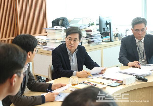 김동연 지사(가운데)가&nbsp;'중동 정세 악화 대응 경기도 긴급대책 회의'를 열고 발언하고 있다./사진=경기도&nbsp;