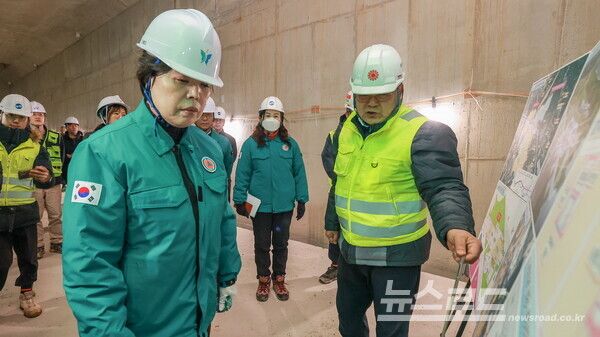 신계용 시장(왼쪽)이 해빙기 안전사고 대비해 지식정보타운역 공사 현장을 방문했다./사진=과천시