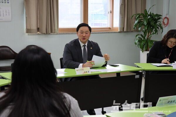고준호 의원이 파주시 최초 IB 교육 인증 학교 방문해 현황 및 과제에 대한 논의를 하고 있다./사진=고준호 의원실
