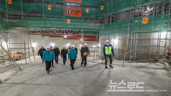신계용 시장이 해빙기 안전사고 대비 G-TOWN 공사 현장을 방문해 점검하고 있다./사진=신계용 시장 페이스북