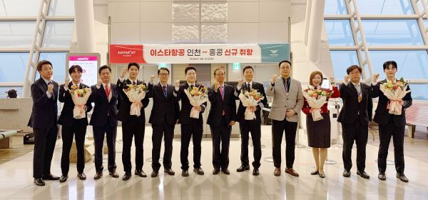 조중석 대표(오른쪽 여섯 번째)를 비롯한 임직원들이 인천-홍콩 노선 취항을 기념해 사진을 촬영하고 있다. [사진=이스타항공]