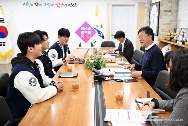 이민근 안산시장이&nbsp;9일 안산시청에서 한양대학교&nbsp;ERICA&nbsp;학생들과 청년 유출 문제 및 정책방향에 대한 논의를 진행하고 있다./사진=이민근 시장 페이스북