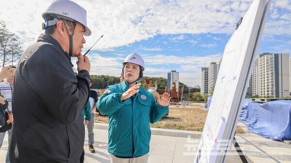 신계용 과천시장이 지식정보타운 내 공원과 하천 조성 공사 현장을 점검하고 있다./사진=과천시