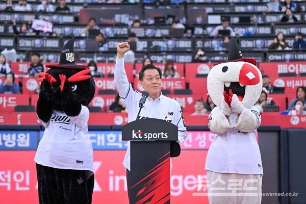 이재준 시장이 지난 4일 KT wiz 홈경기에서 승리를 다짐하고 있다./사진=이재준 수원시장 페이스북
