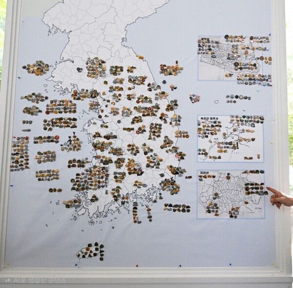 산마다 추억이, 뱃지마다 사랑이'라는 이름으로 명승지 뺏지로 조성한 대형 액자.