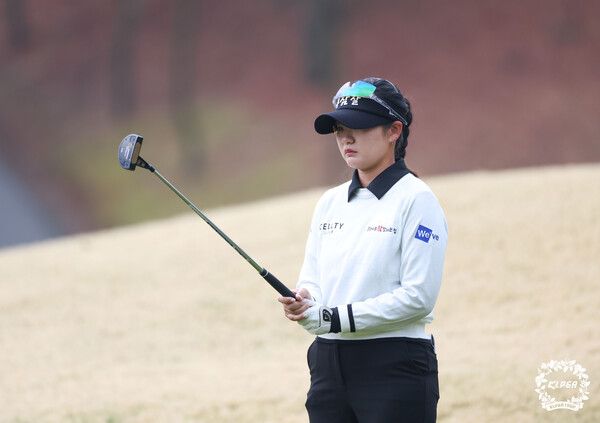 한지원 iM 금융오픈 2R 10번홀 그린 파악 (사진 KLPGA)
