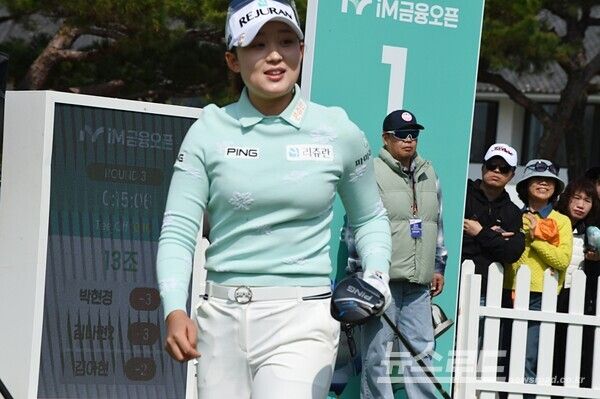 리쥬란 소속 마서영이&nbsp;1번 홀(파4·370m) 티샷에서 뒤늦게 오비를 확인하고 티샷 박스로 돌아와 다시 티업을 마쳤다. 마서영은 첫 홀에서 더블보기를 기록했으나, 이후 버디 2개를 추가하며 15번 홀을 플레이하고 있다. 사진 이민희 기자&nbsp;
