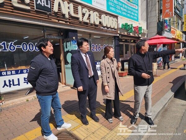 배지환 의원(왼쪽 두 번째)이 매탄동 일대 교통 안전 실태를 점검하고 있다./사진=배지환 의원실