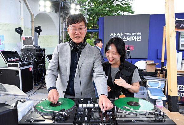이민근 안산시장(왼쪽 첫번째)이 지난 2025년 6월 10일 '청년센터 상상스테이션 개소식'에서 청년과 함께 디제잉 체험을 하고 있다./사진=안산시