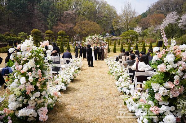 새마을운동중앙연수원 성남 솔로몬 웨딩뜰에서 '솔로몬의 선택'에서 이어진 커플이 결혼식이 열리고 있다./사진=성남시