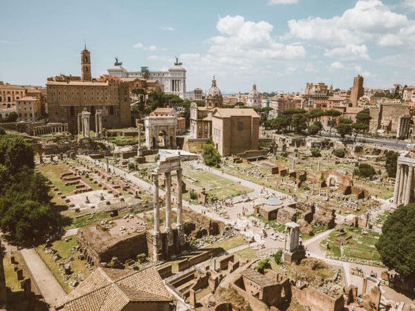 로마 포로 로마노 전경. 제국의 중심이었던 공간은 지금 폐허로 남아 있다. [사진=Unsplash, Andrea Leopardi]