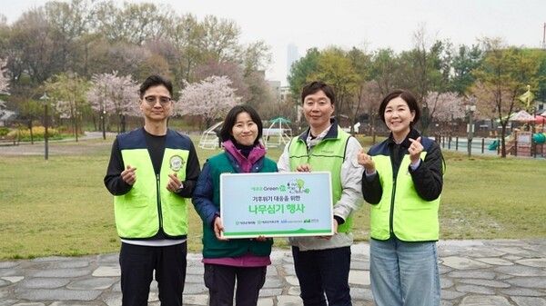 애큐온캐피탈과 애큐온저축은행이 지난&nbsp;10일 서울 중랑구 중랑캠핑숲에서&nbsp;'애큐온 그린 온(Green On)!&nbsp;기후위기 대응을 위한 임직원 나무심기 사회책임활동’을 진행했다. (왼쪽부터)&nbsp;애큐온캐피탈&nbsp;ESG경영팀 김민철 팀장,&nbsp;사단법인 생명의숲 윤여진 사무처장,&nbsp;서울시사회복지협의회 김준혁 실장,&nbsp;애큐온저축은행 강신자 사회책임운영위원장이 기념 사진을 촬영하고 있다/사진=애큐온캐피탈∙애큐온저축은행 제공