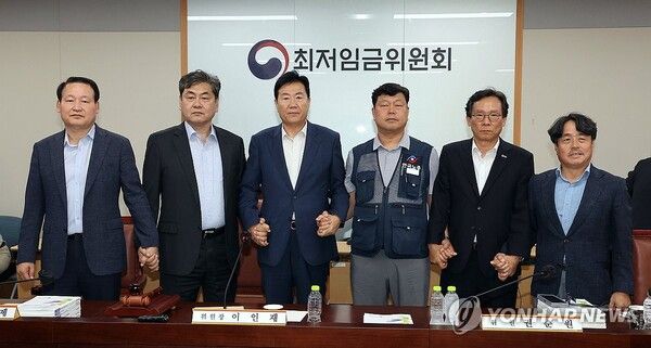 내년 최저임금 시간당 1만320원…17년만에 합의로 결정/연합뉴스