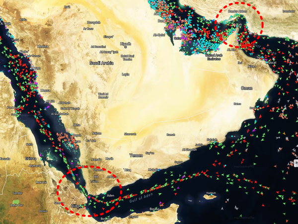 13일 현재 호르무즈해협(오른쪽 위)과 바브엘만데브해협(왼쪽 아래)을 지나는 선박들의 모습 [사진=마린트래픽/뉴스로드]