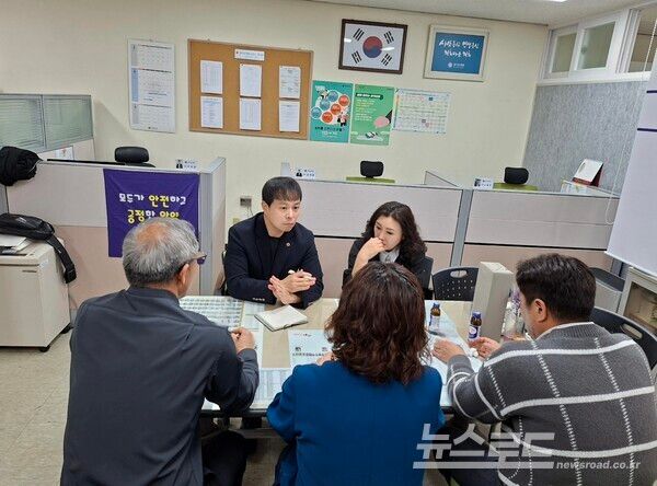 유영일 의원이 안양 의용소방대의 현장 의견을 청취하고 있다./사진=경기도의회&nbsp;