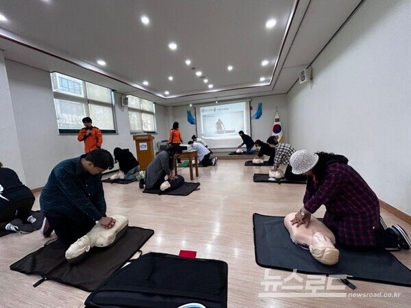 평택시 아동 돌봄 종사자 대상 응급처치 실습 교육을 진행하고 있다./사진=평택시&nbsp;