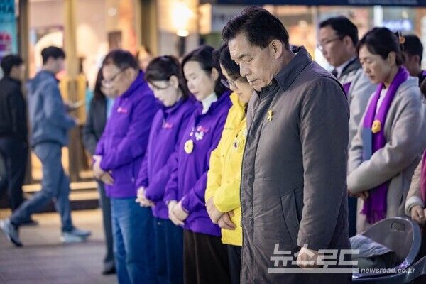 이재준 시장이 세월호 참사 12주기를 맞아 열린 수원시민문화제에 참석해 희생자를 추모하는 묵념을 하고 있다./사진=이재준 시장 페이스북&nbsp;