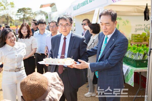 행사에 참석한 시민들에게 타이난의 파인애플을 나눠주는 정장선 평택시장(오른쪽 첫 번째)과 황웨이저 타이난시장./사진=평택시&nbsp;