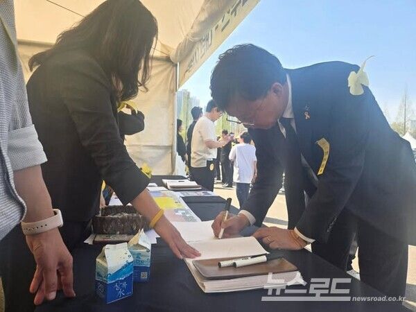 이민근 시장이 방명록에 서명을 하고 있다./사진=이민근 시장 페이스북&nbsp;